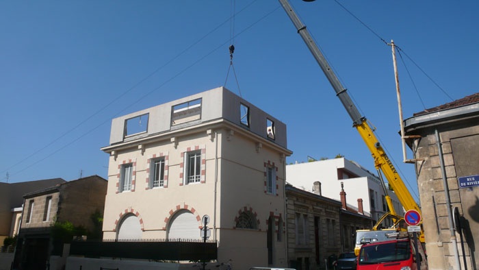 Surlvation d'une maison : grue